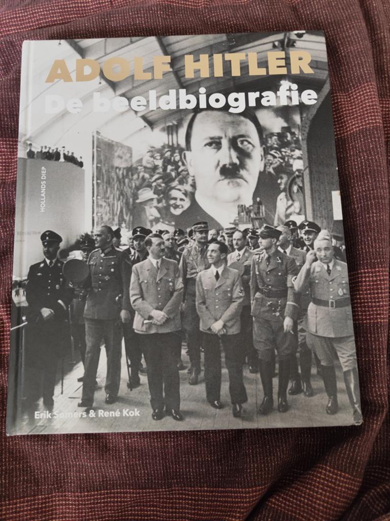 ADOLF HITLER de beeldenbiografie, Ophalen of Verzenden, Zo goed als nieuw