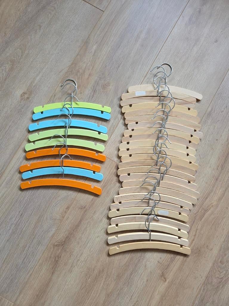 24 houten en 9 gekleurde baby kledinghangers, Ophalen of Verzenden