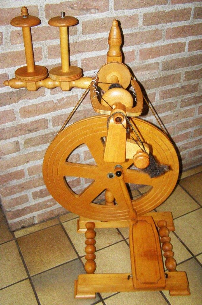 Goed werkend spinnewiel lijkt op louet spinnen schapenwol, Ophalen, Gebruikt, Spinnewiel