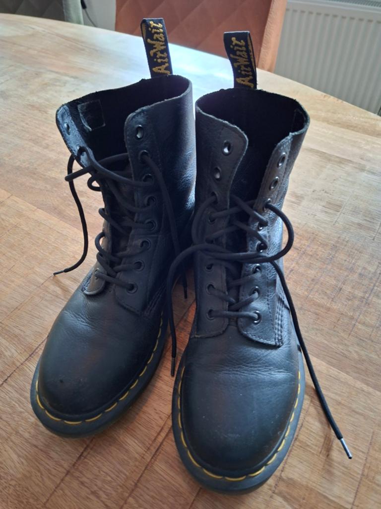 Dr Martens, Ophalen of Verzenden, Zo goed als nieuw, Zwart