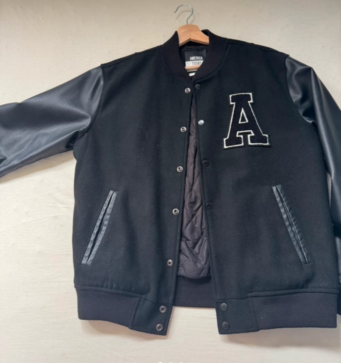 America Today Varsity Jacket Zwart Maat L, Ophalen of Verzenden, Zo goed als nieuw, Maat 52/54 (L), Zwart