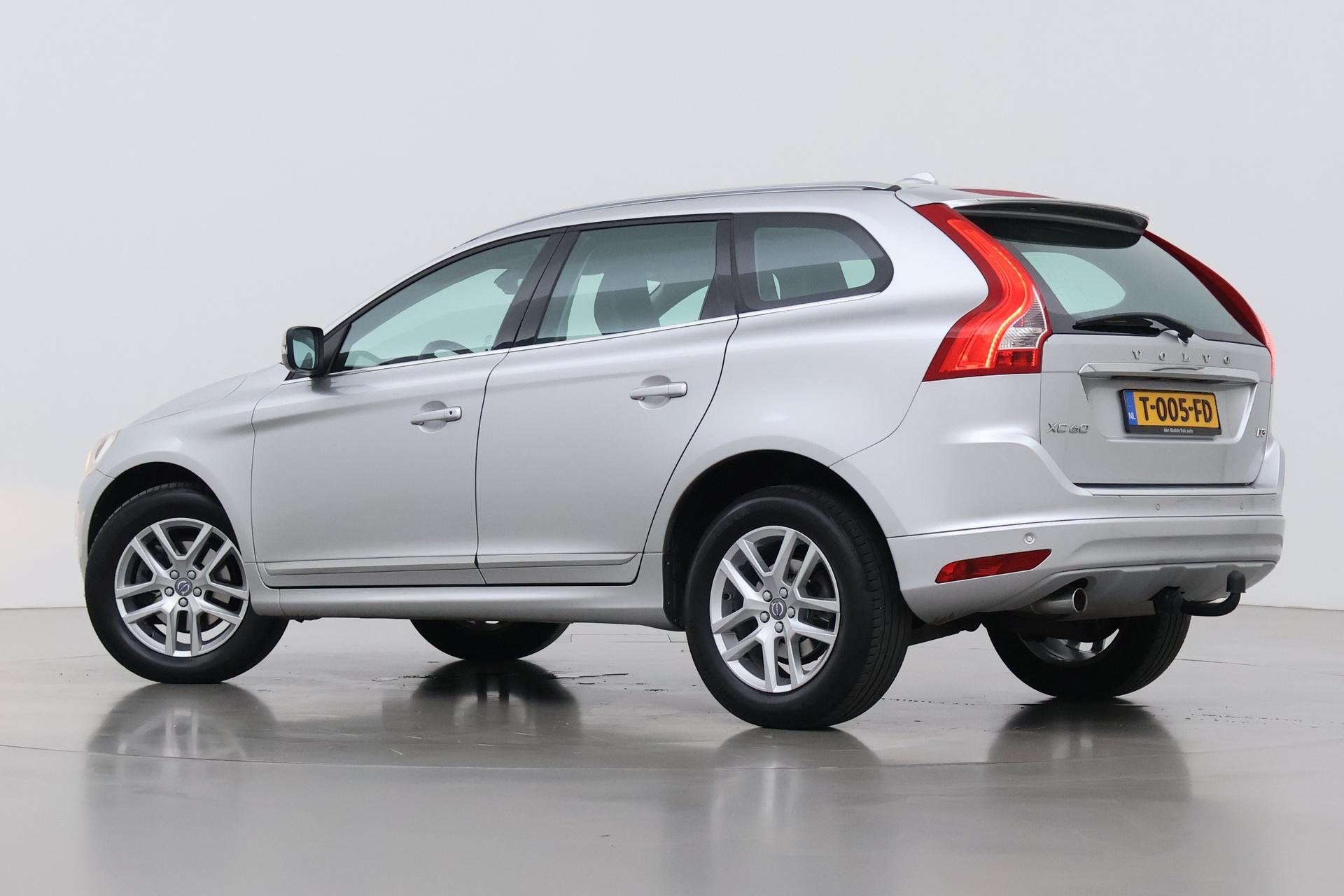 Volvo XC60 D3 Momentum | Trekhaak | Leder | Memory | Cruise, Auto's, Voorwielaandrijving, 4 cilinders, Verwarmde buitenspiegels
