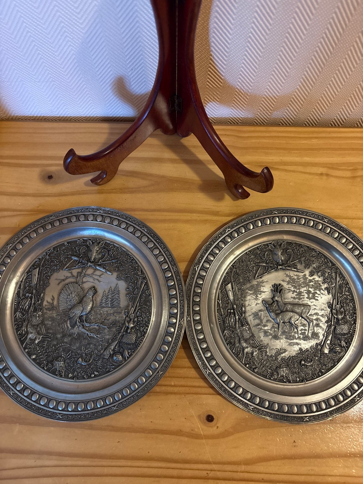 Set van 2 antieke tinnen sierborden met jachttaferelen, Antiek en Kunst, Antiek | Tin, Ophalen of Verzenden