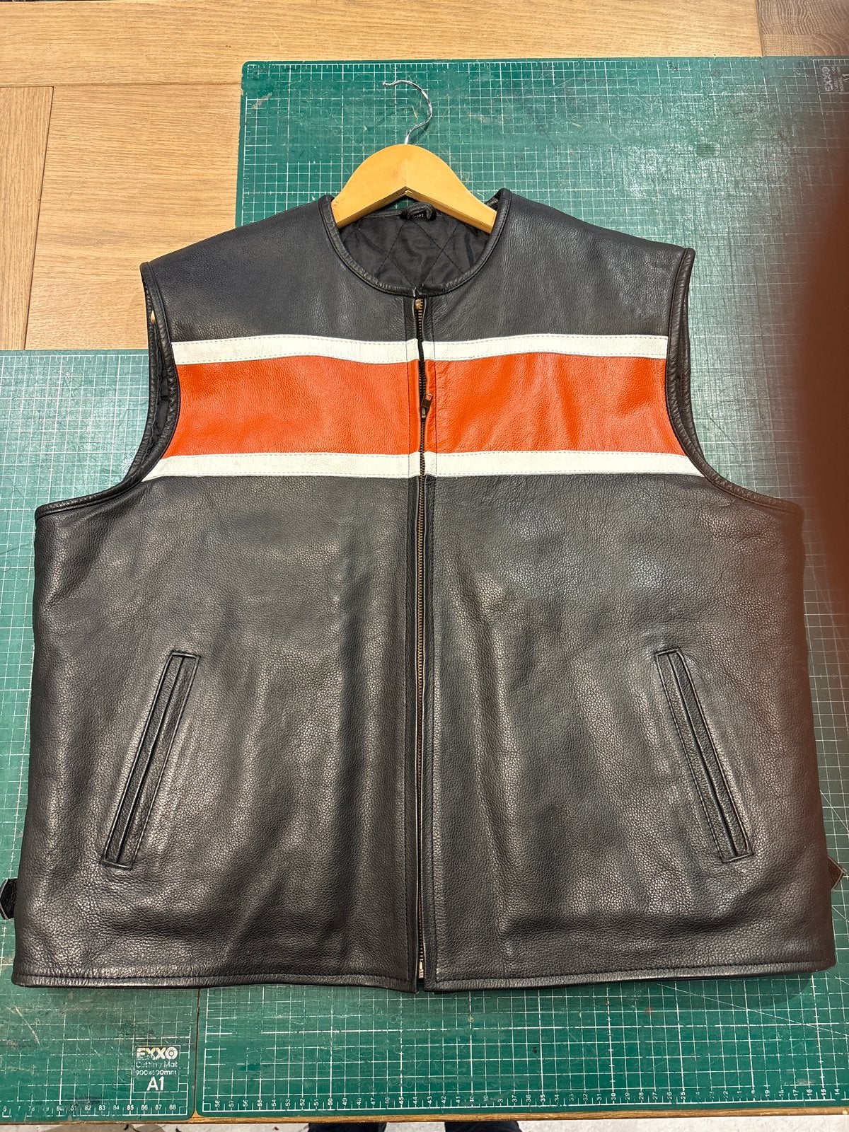 Leren motorvest met oranje en witte strepen, Ophalen of Verzenden, Zo goed als nieuw, Overige maten, Zwart