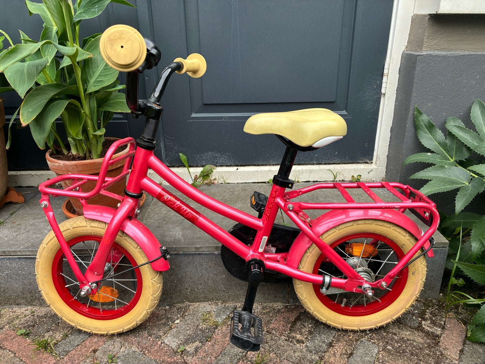 Roze kinderfiets 12,5 inch met voor- en achterdrager, Fietsen en Brommers, Ophalen, Gebruikt, Terugtraprem, Minder dan 16 inch