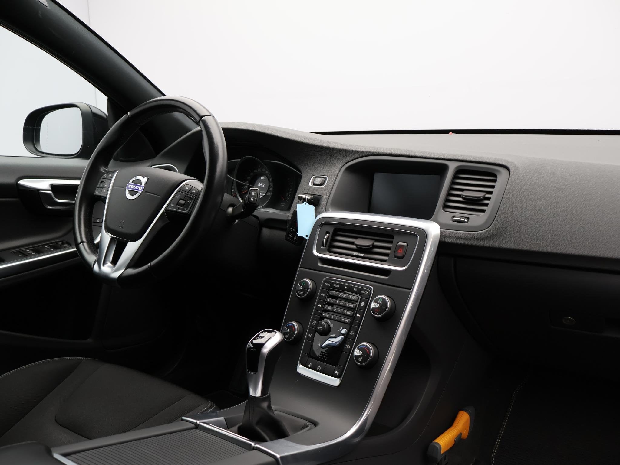 Volvo V60 2.0 T3 150PK Nordic / Parkeerverwarming / Trekhaak, Auto's, Stof, Gebruikt, Euro 6, 4 cilinders