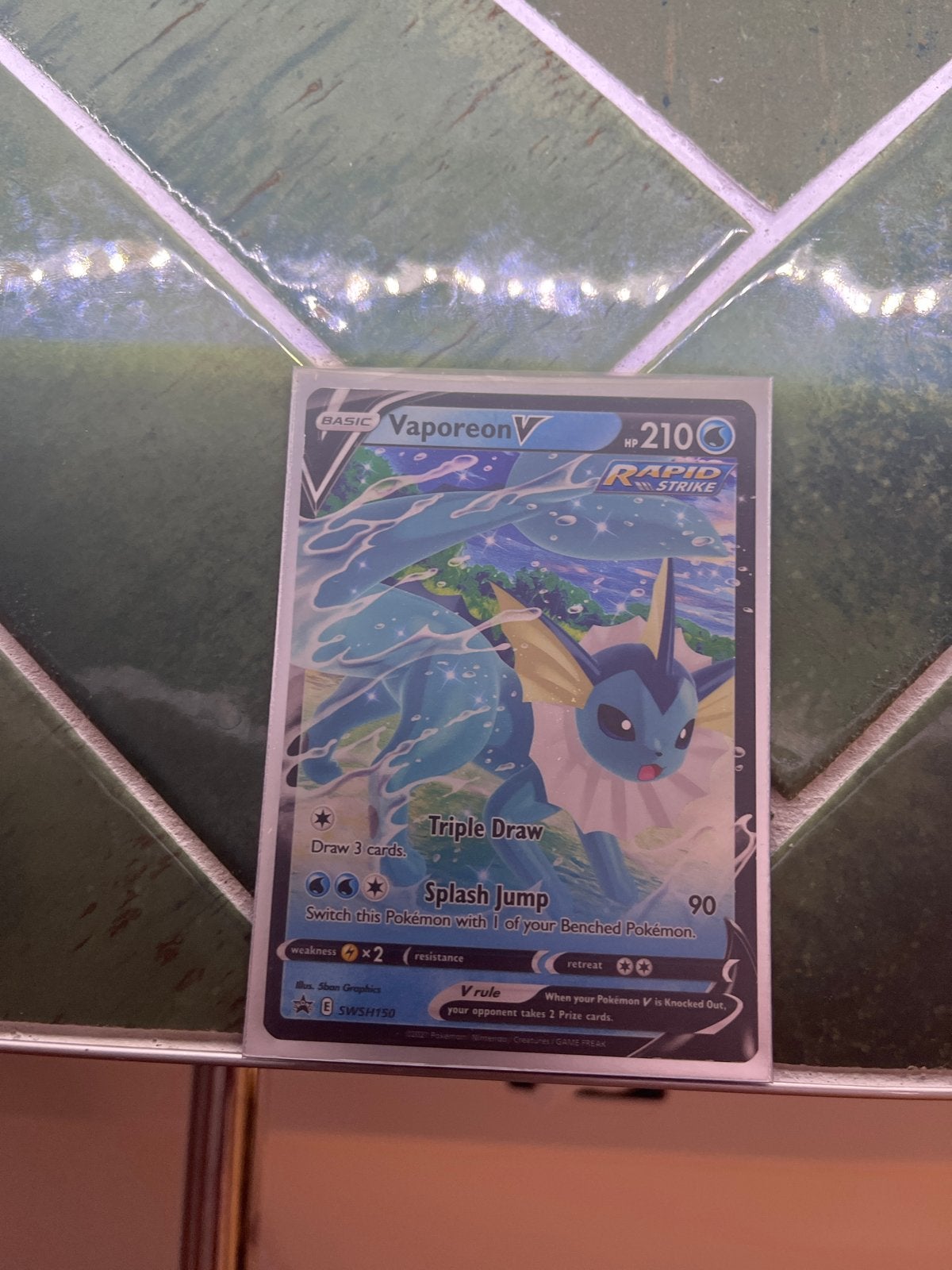 Pokémon Kaart: Vaporeon V (SWSH150) - Rapid Strike, Ophalen of Verzenden, Zo goed als nieuw, Losse kaart