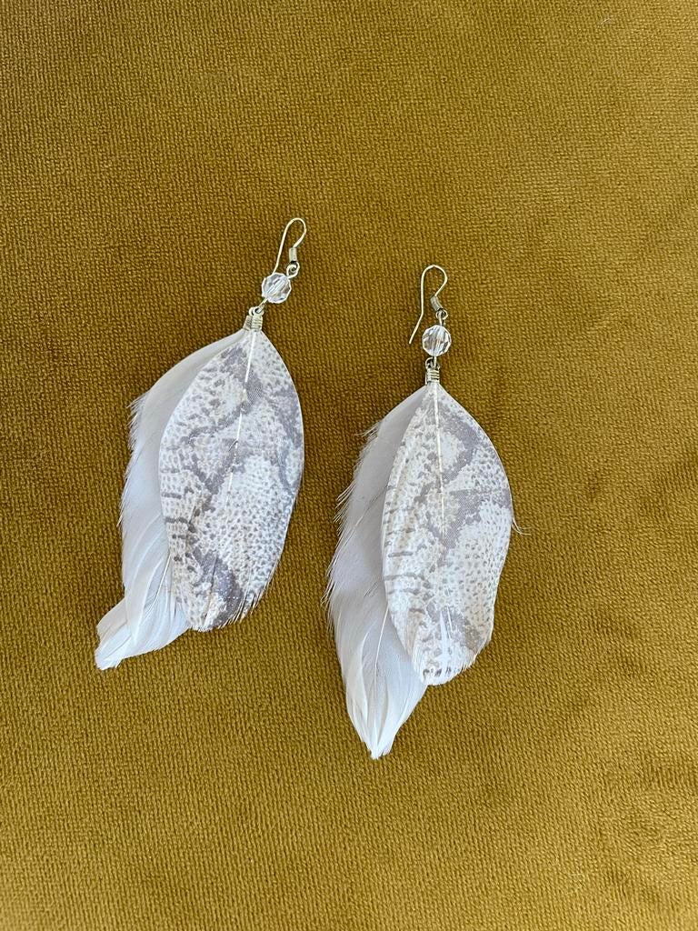Oorbellen met veren en slangenprint, Met kristal, Overige materialen, Hangers, Wit