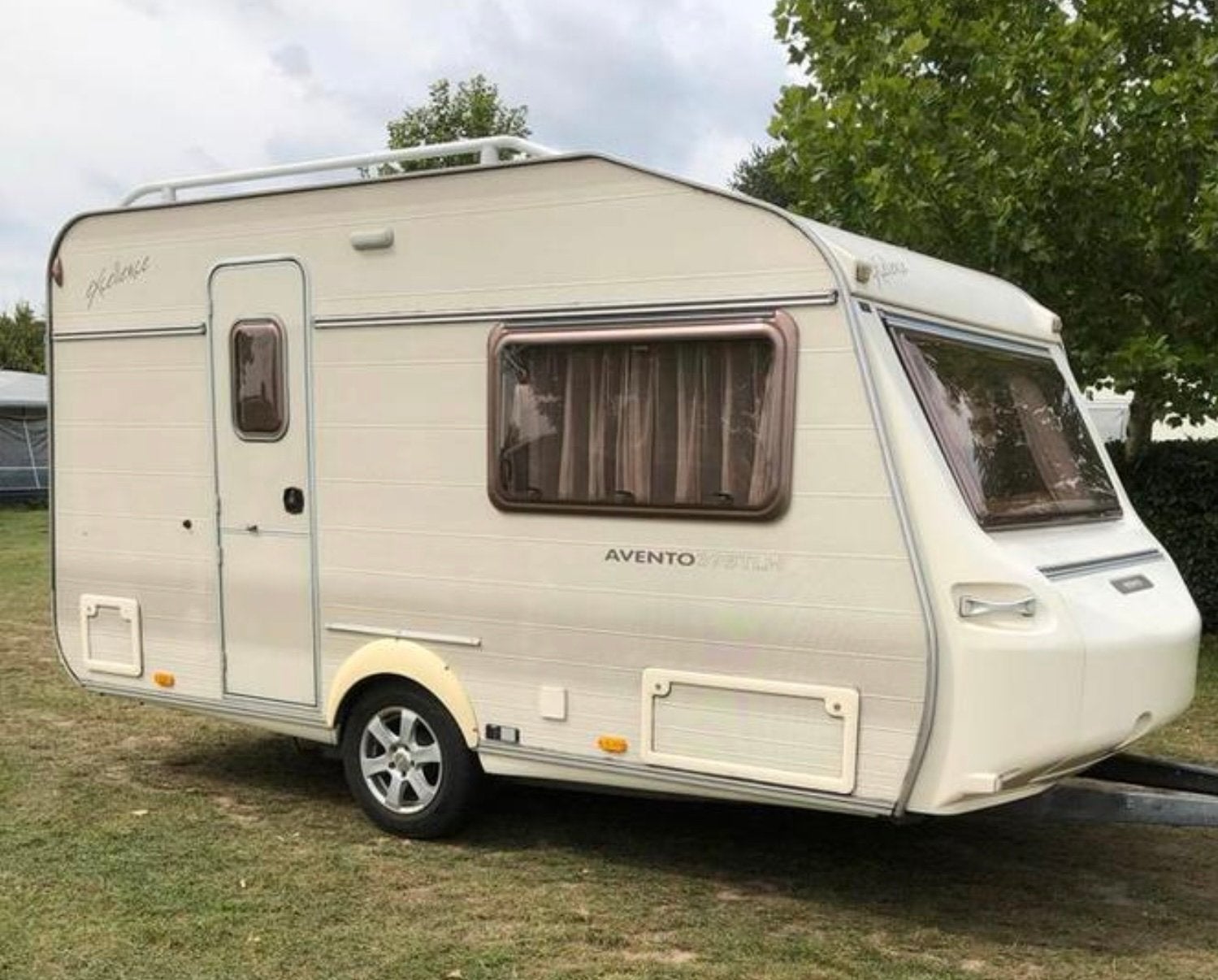 Mooie Avento Excellence 395, van 2004, Caravans en Kamperen, Kleine zit, 750 - 1000 kg, Particulier, Lengtebed
