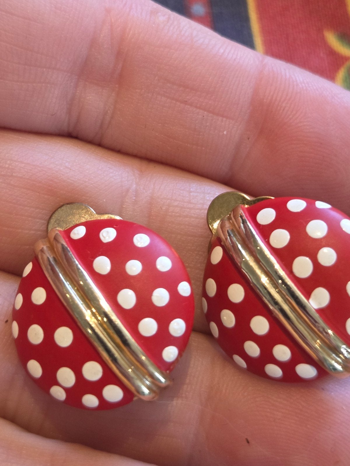 Vergulde oorclips rood met witte stippen, Ophalen of Verzenden, Zo goed als nieuw, Rood