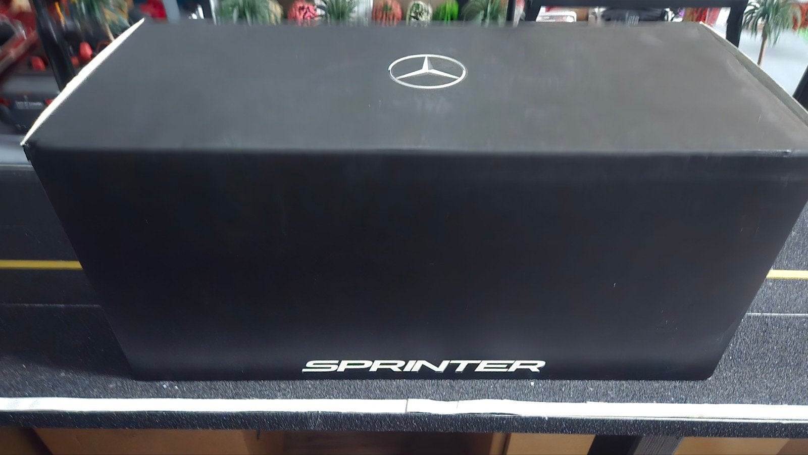 Mercedes Benz Sprinter Norev 1:18 Dealer Nieuwstaat, Hobby en Vrije tijd, Modelauto's | 1:18, Ophalen of Verzenden, Zo goed als nieuw