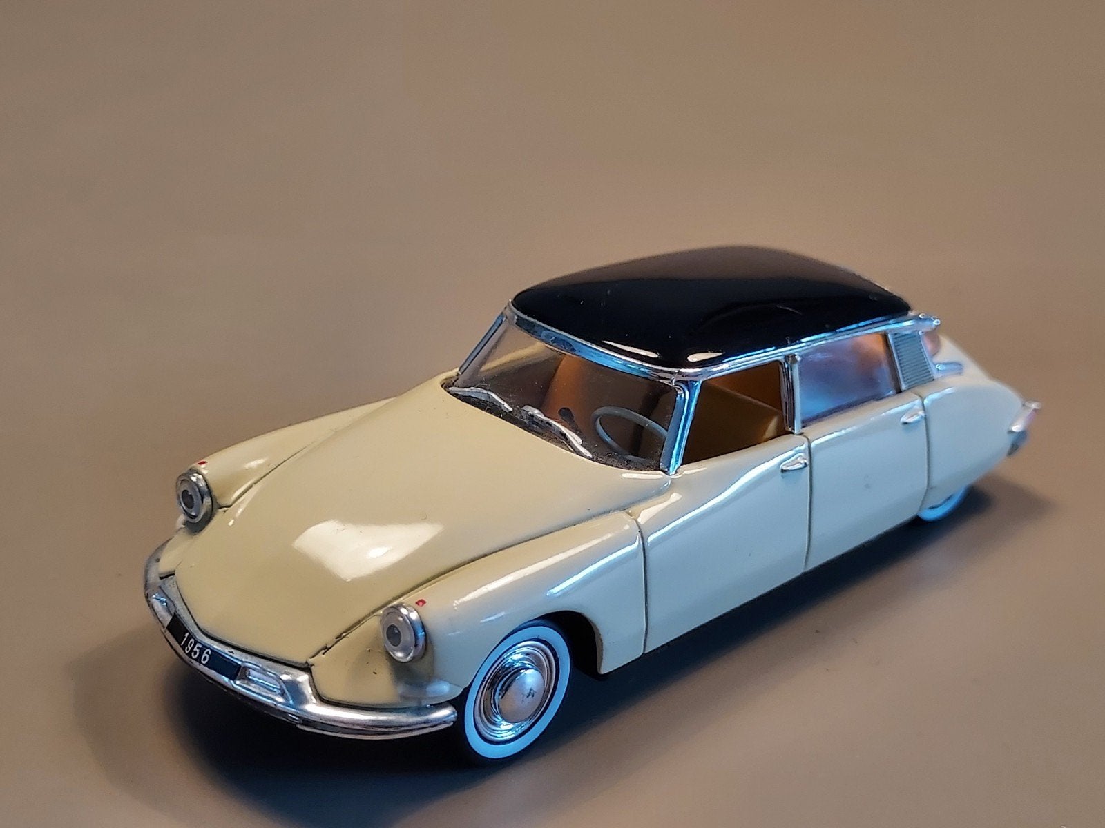Citroën DS 19     1956   Universal Hobbies 1:43, Hobby en Vrije tijd, Ophalen of Verzenden, Auto, Universal Hobbies
