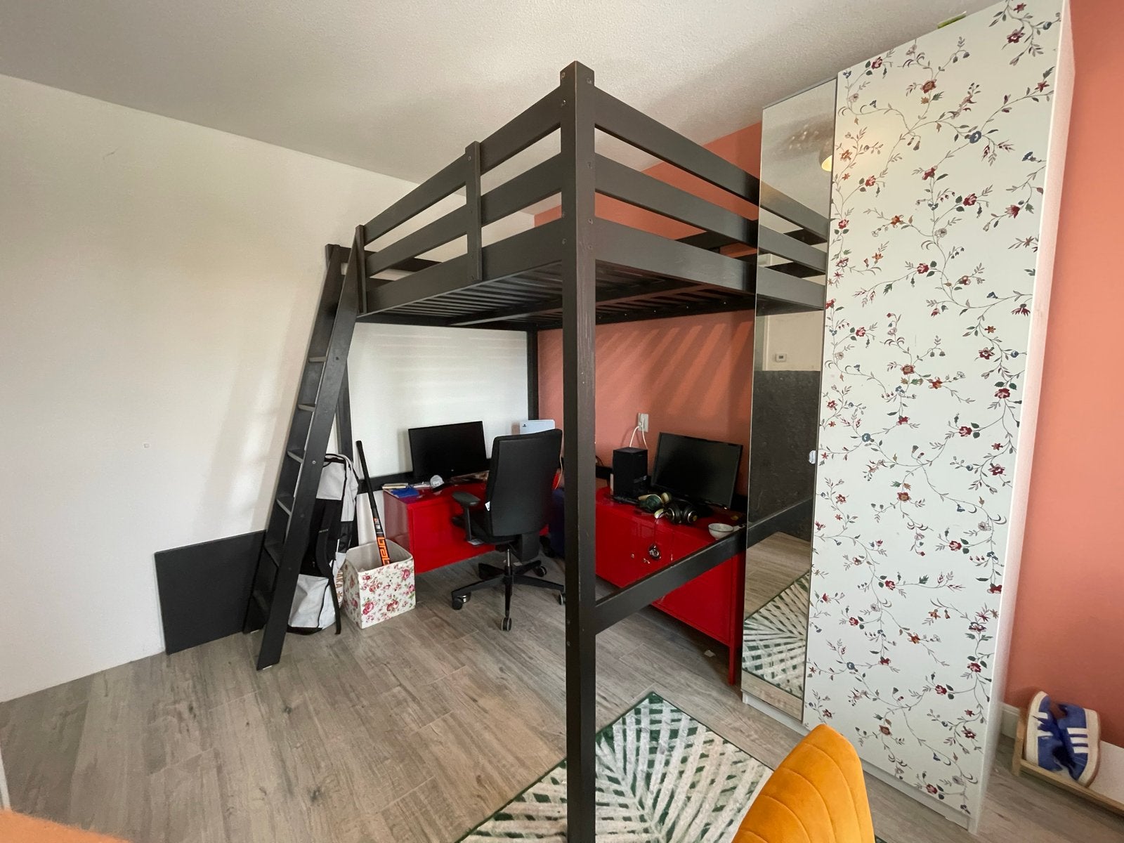Zwart hoogslaper bed met lichte beschadiging, Huis en Inrichting, Slaapkamer | Stapelbedden en Hoogslapers, Gebruikt, Hoogslaper