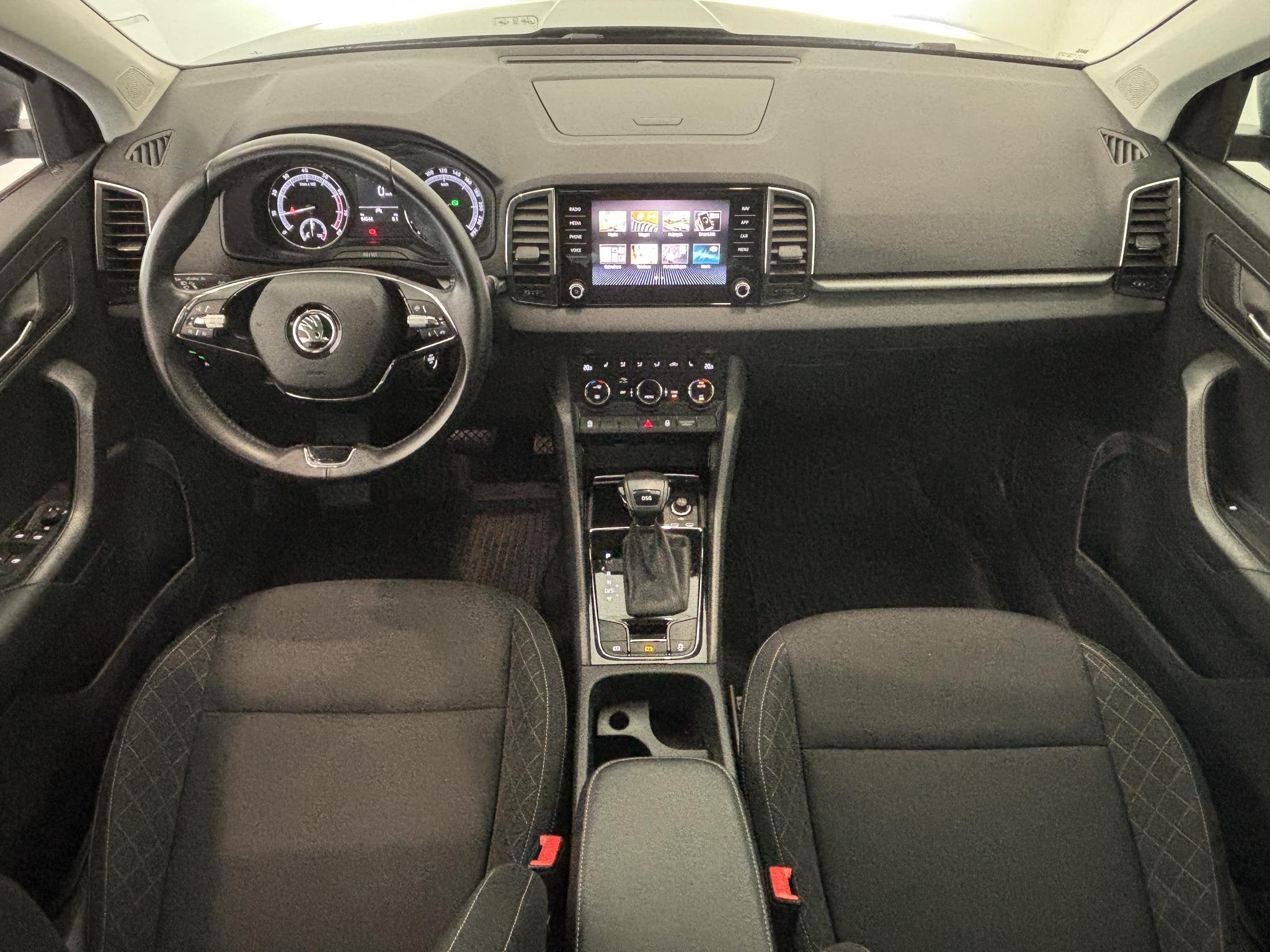 Skoda Karoq 1.5 TSI ACT Business Edition | Trekhaak | Parkee, Stof, 4 cilinders, Karoq, Bedrijf
