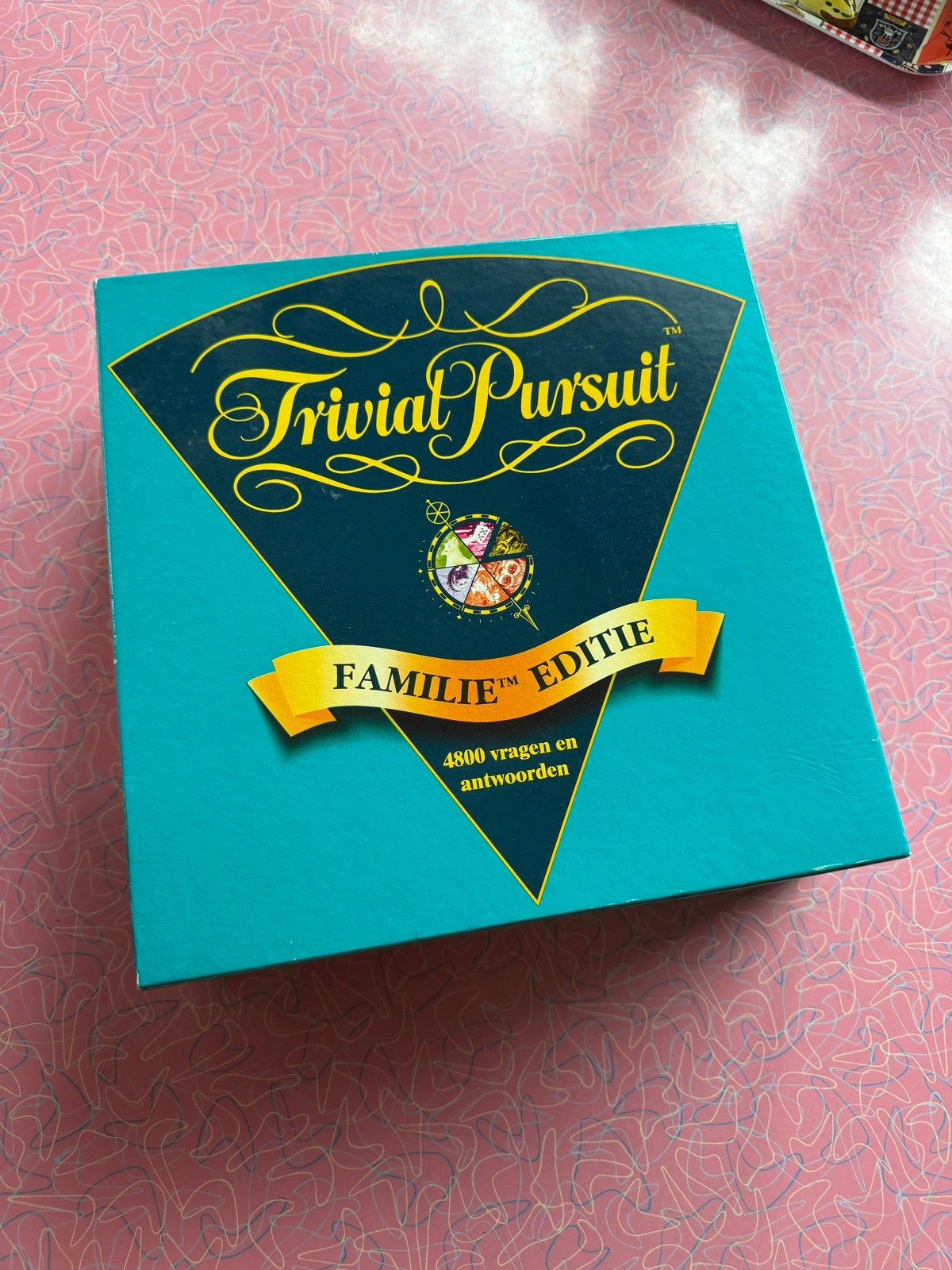 Trivial Pursuit Familie Editie - Compleet Gezelschapsspel, Drie of vier spelers, Ophalen, Zo goed als nieuw