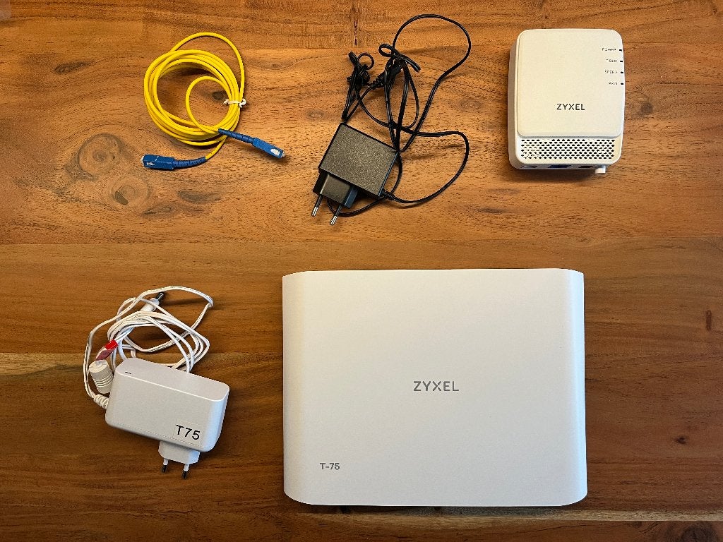 modem Zyxel T75 en FMG3005-R20A Fiber Bridge, Computers en Software, Ophalen of Verzenden, Gebruikt, Router met modem, Zyxel