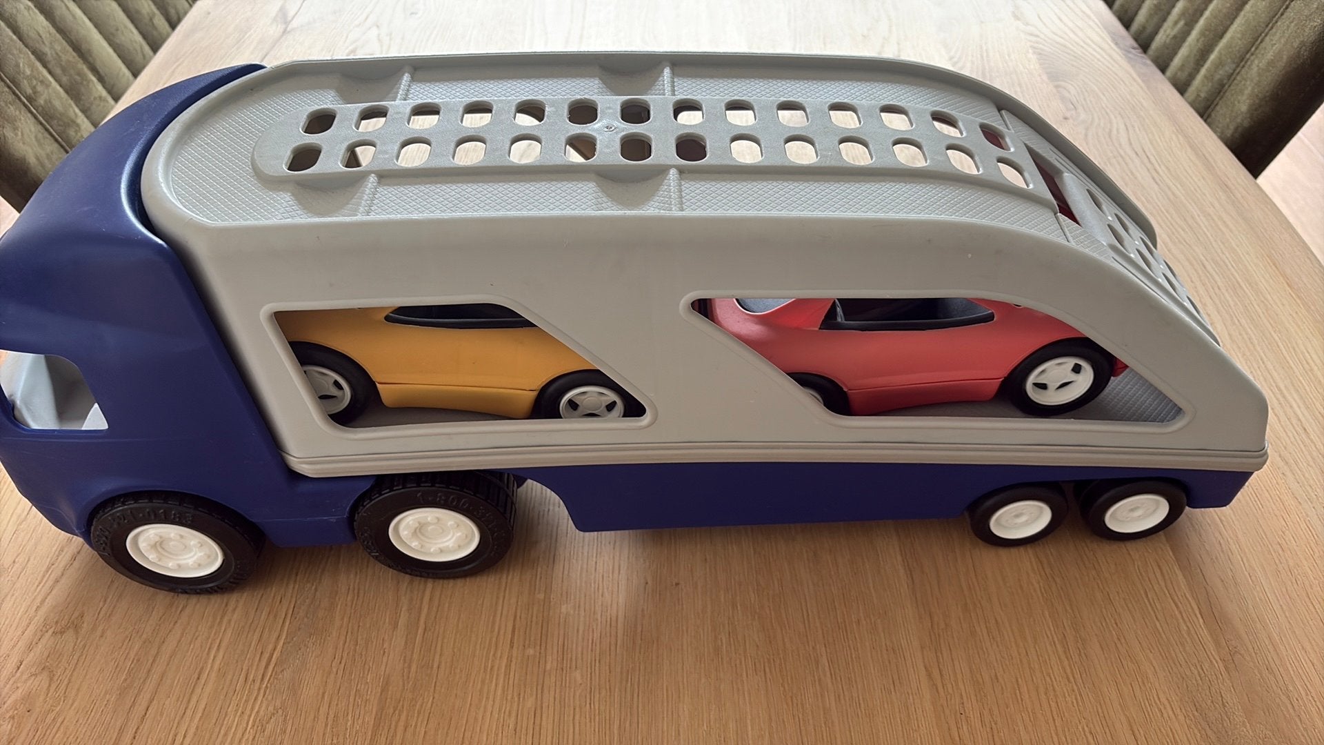 Little tikes vrachtwagen met 2 autos, Kinderen en Baby's, Ophalen, Zo goed als nieuw