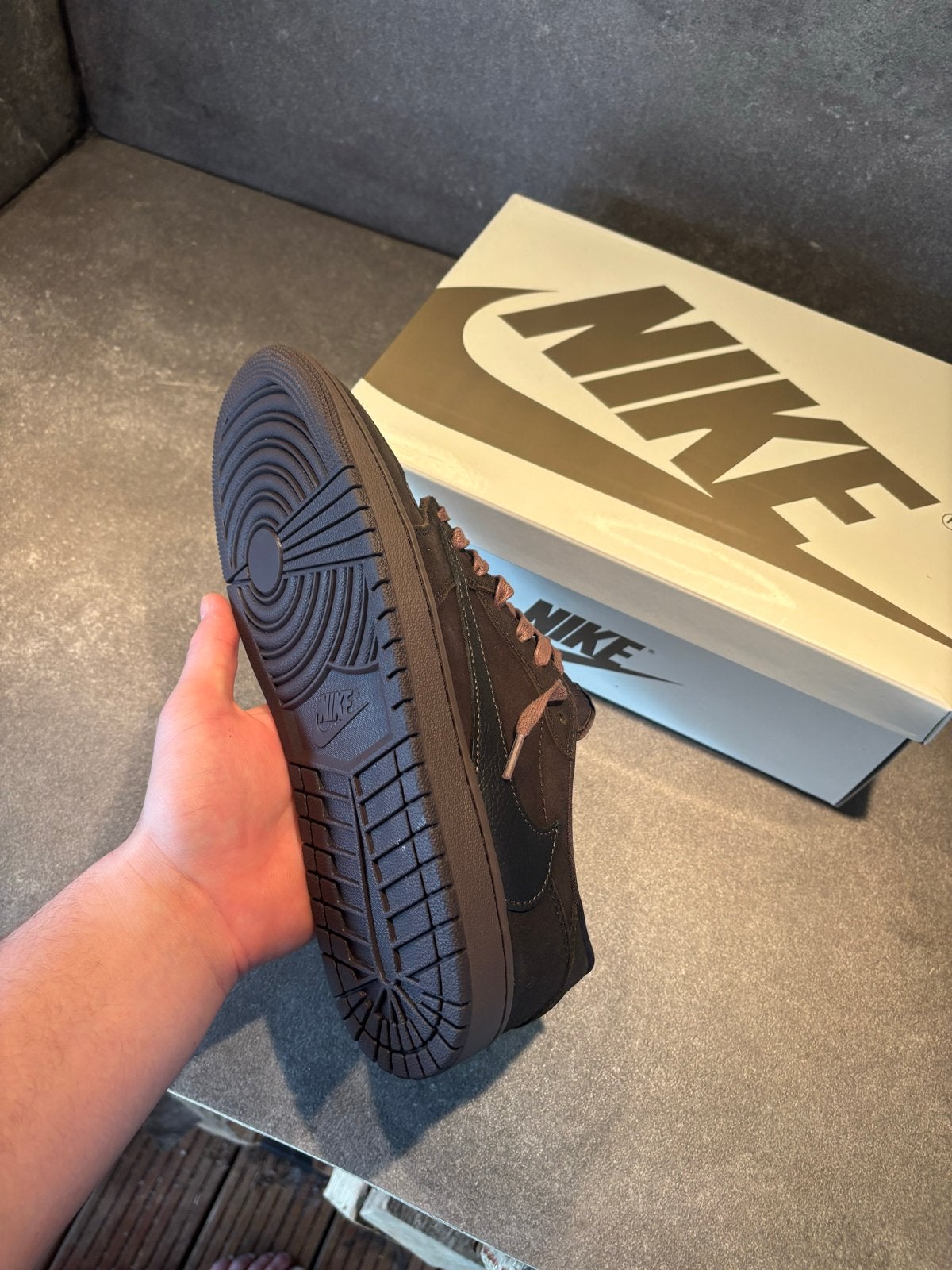 Travis Scott Jordan 1 Low Olive - Maten 43, 44, 45, Ophalen of Verzenden, Nieuw, Overige kleuren, Sneakers of Gympen