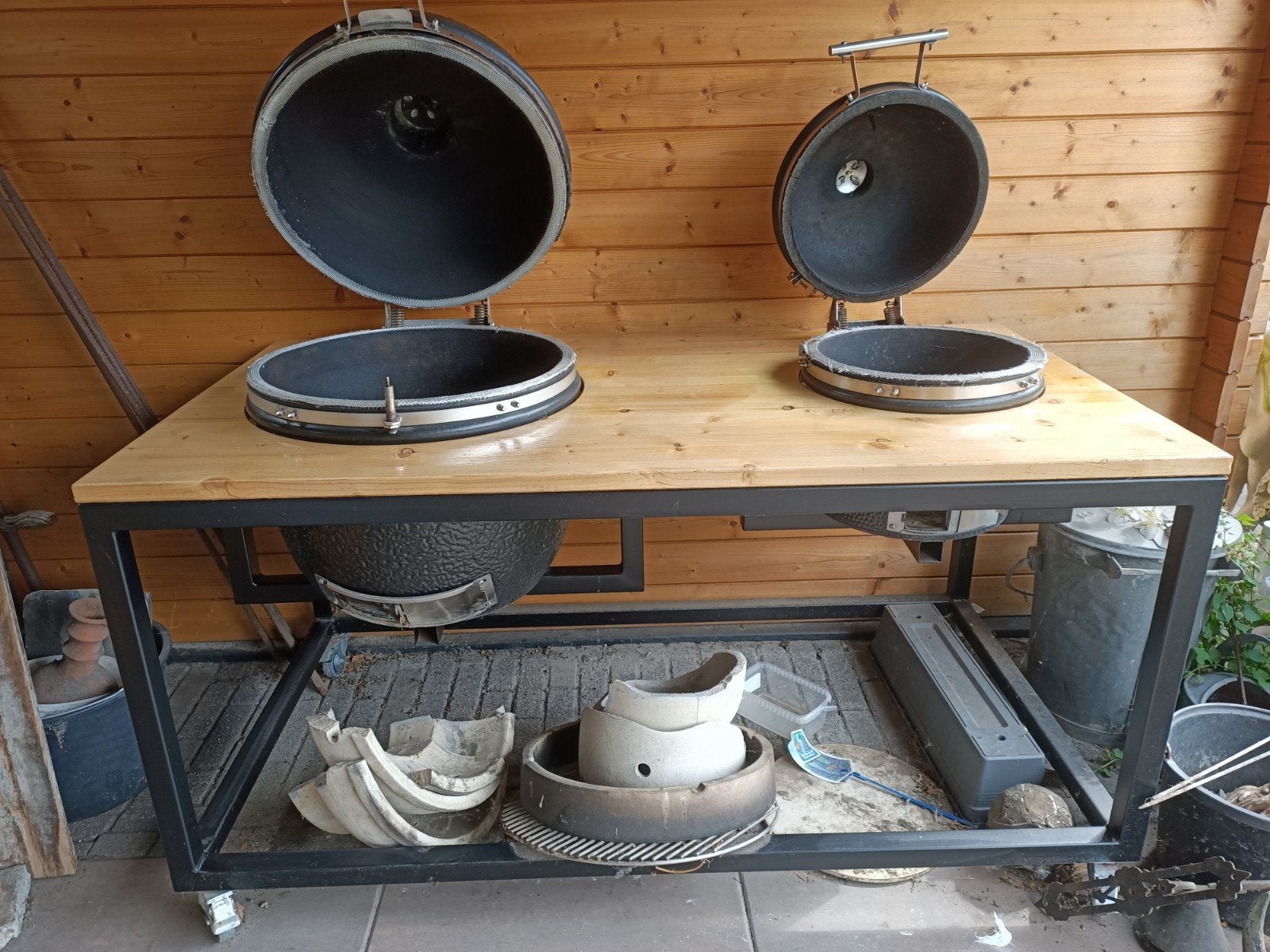 Bieden : 2 Kamado BBQ's met verrijdbare tafel (49cm & 33cm), Tuin en Terras, Ophalen, Gebruikt, Onbekend