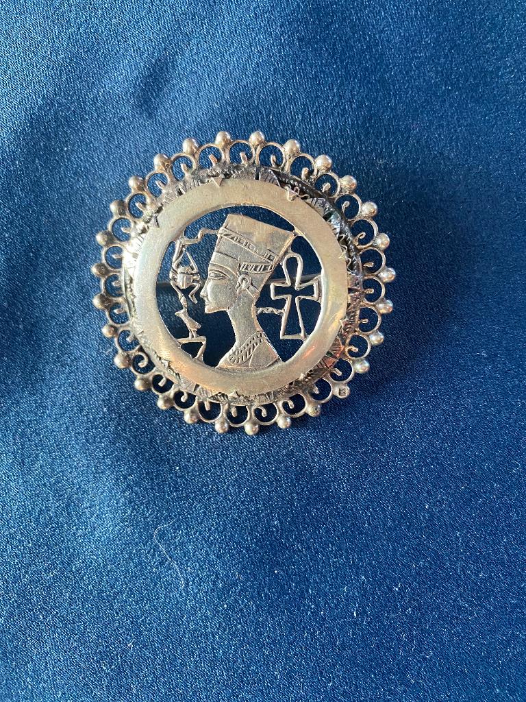 Zilveren Egyptische Nefertiti broche, Antiek en Kunst, Verzenden, Zilver