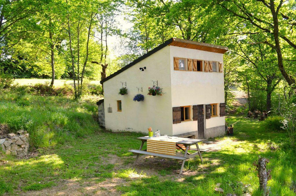 Vrijstaand 2 pers vakantie natuur huisje, rust,  privé, Ardèche of Auvergne, Afwasmachine, Landelijk, Chalet, Bungalow of Caravan