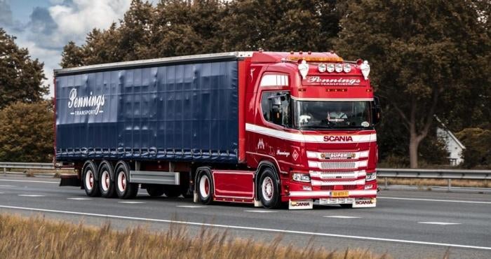 TEKNO  SCANIA NGR HIGHL4X2 MET SCHUIFZEILENOPL PENNINGS, Hobby en Vrije tijd, Modelauto's | 1:50, Nieuw, Bus of Vrachtwagen, Tekno