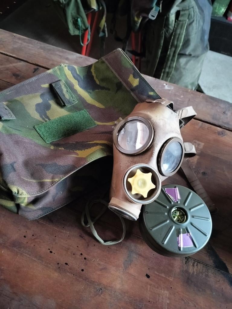 Leger Gasmasker M-51 met Camouflage Tas, Verzamelen, Ophalen of Verzenden, Landmacht, Nederland, Overige typen