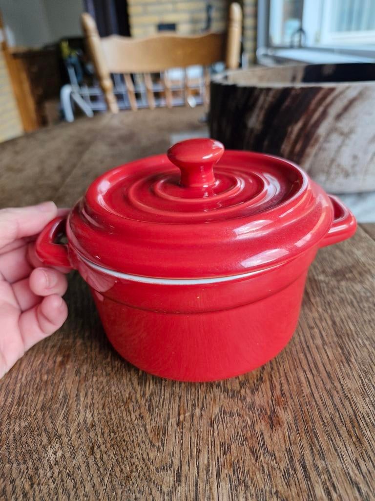 Rode Mini Keramische Ovenschaal / Cocotte - Vincelli, Ophalen of Verzenden, Zo goed als nieuw