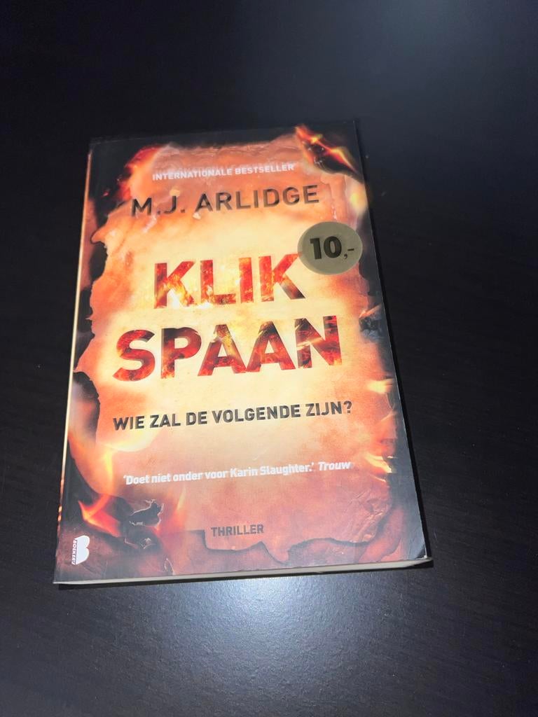 Klikspaan - M.J. Arlidge - Thriller, Boeken, Ophalen of Verzenden, Zo goed als nieuw, Nederland