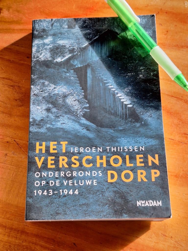 Het verscholen dorp - Ondergronds op de Veluwe 1943-1944, Ophalen of Verzenden, Tweede Wereldoorlog, Zo goed als nieuw, Overige onderwerpen