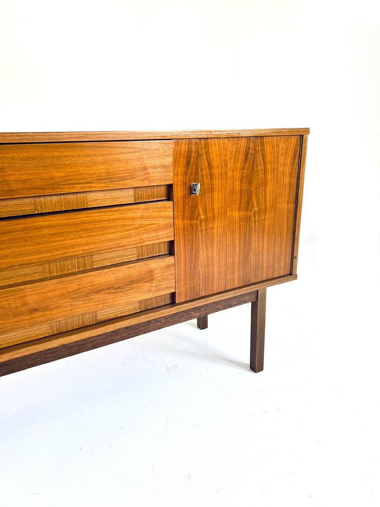 Vintage notenhouten sideboard, jaren ‘60, Overige houtsoorten, Met deur(en), Vintage retro buisframe design rotan webbing papercord deens