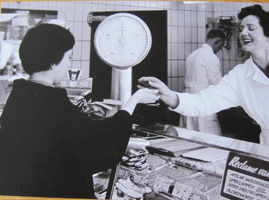 Slagerij in 1957 - Amsterdams Archief - nieuwe ansichtkaart, Verzenden, 1980 tot heden, Ongelopen, Overige thema's