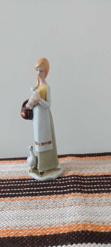 Vintage porselein Beeld meisje gans Vaga 20 cm, Ophalen of Verzenden, Zo goed als nieuw, Mens