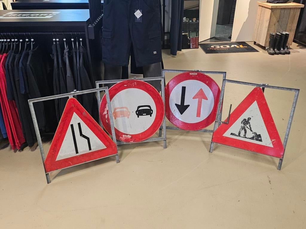 Oude verkeersborden op staander, Ophalen