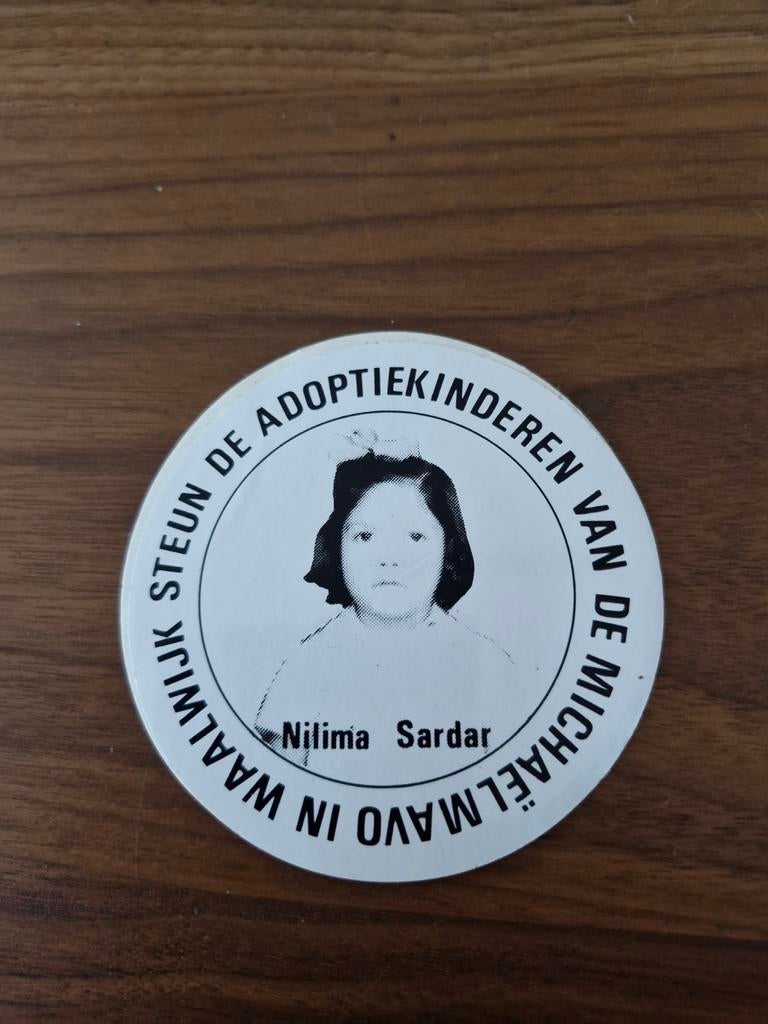 4821 Sticker Nilima Sardar Adoptiekinderen Waalwijk, Verzamelen, Speldjes, Pins en Buttons, Ophalen of Verzenden, Gebruikt, Overige onderwerpen
