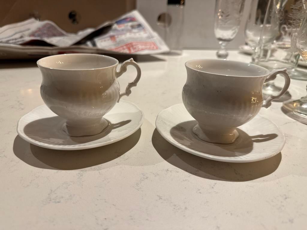 2 Suzabethan Engelse kopjes met schotel, Huis en Inrichting, Keuken | Servies, Gebruikt, Ophalen of Verzenden, Overige stijlen