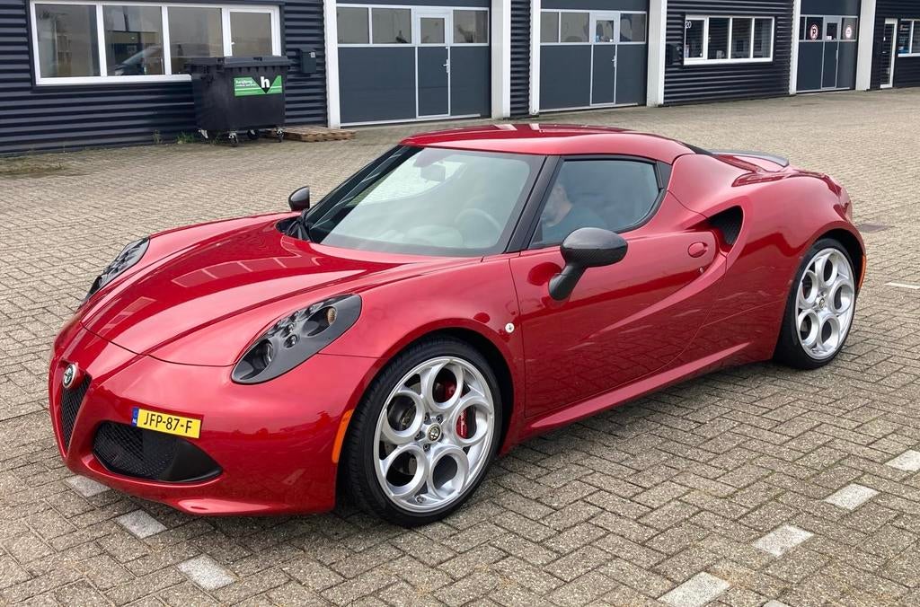 Alfa Romeo 4C te huur voor een gala, feest of gewoon zomaar, Met chauffeur