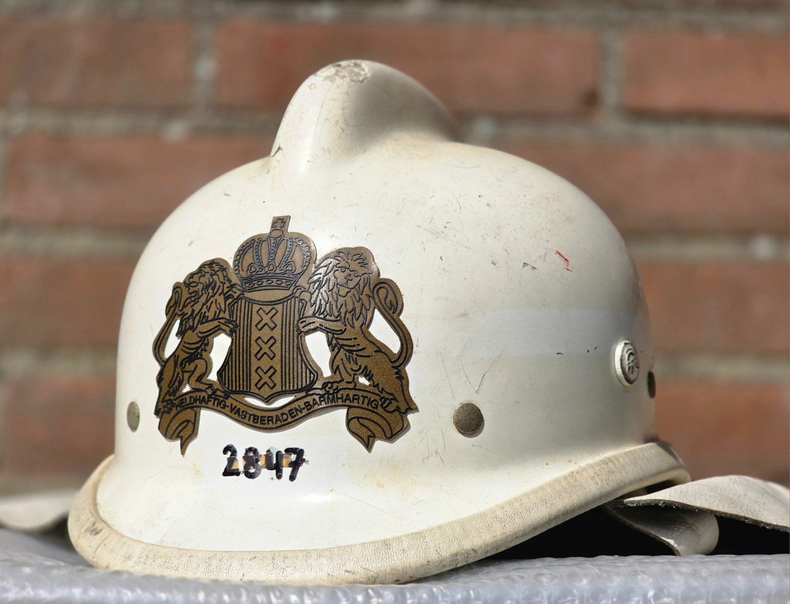 brandweerhelm brandweer Nederland Amsterdam model Innova, Ophalen of Verzenden, Landmacht, Nederland, Embleem of Badge