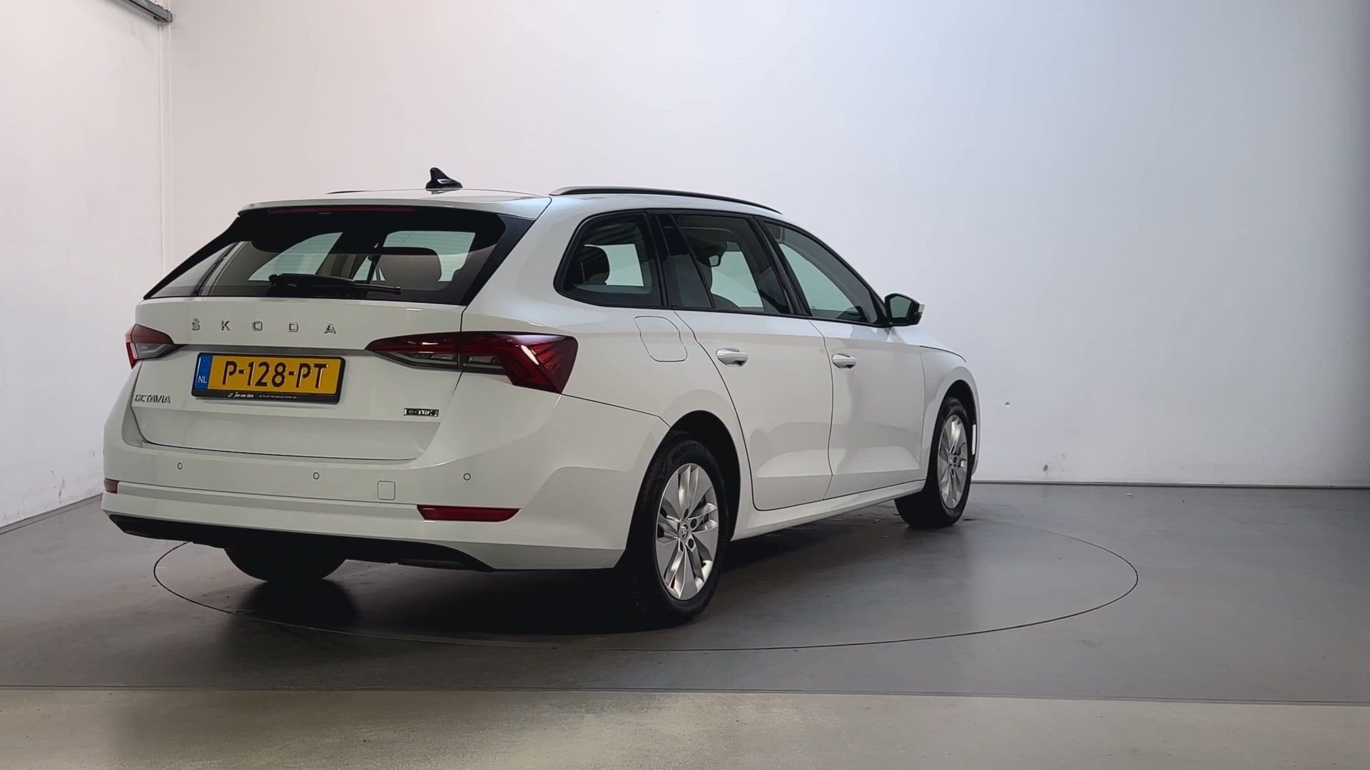 Skoda Octavia Combi 1.0 e-TSI DSG Business Edition Navigatie, Auto's, Stof, Gebruikt, Met garantie (alle), Origineel Nederlands