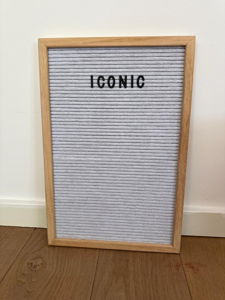 Letterbord met houten frame en zwarte letters, Ophalen, Hout, Zo goed als nieuw, Modern