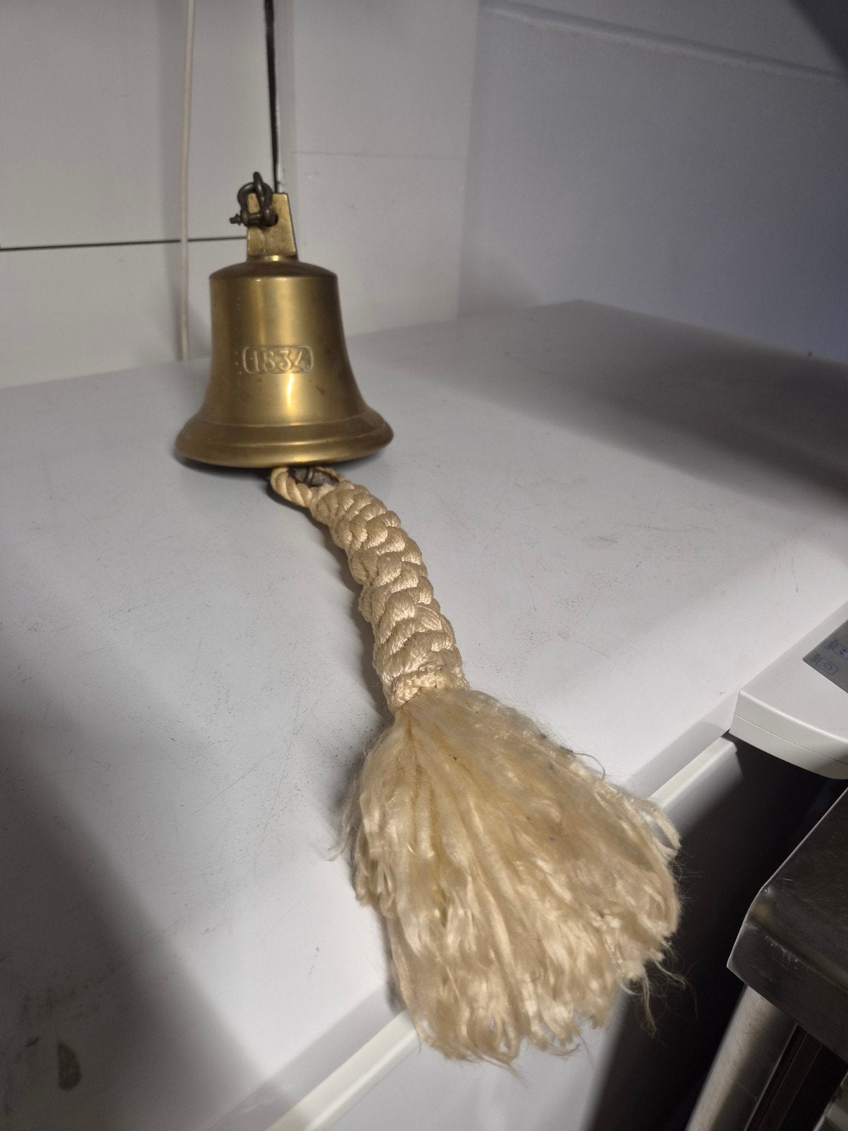Antieke messing scheepsbel met touw, gemerkt 1832, Ophalen