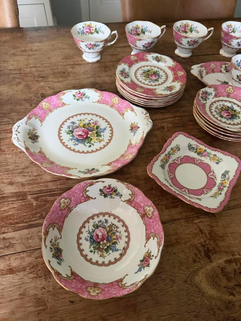 Uitgebreid Royal Albert Lady Carlyle Servies, Ophalen of Verzenden