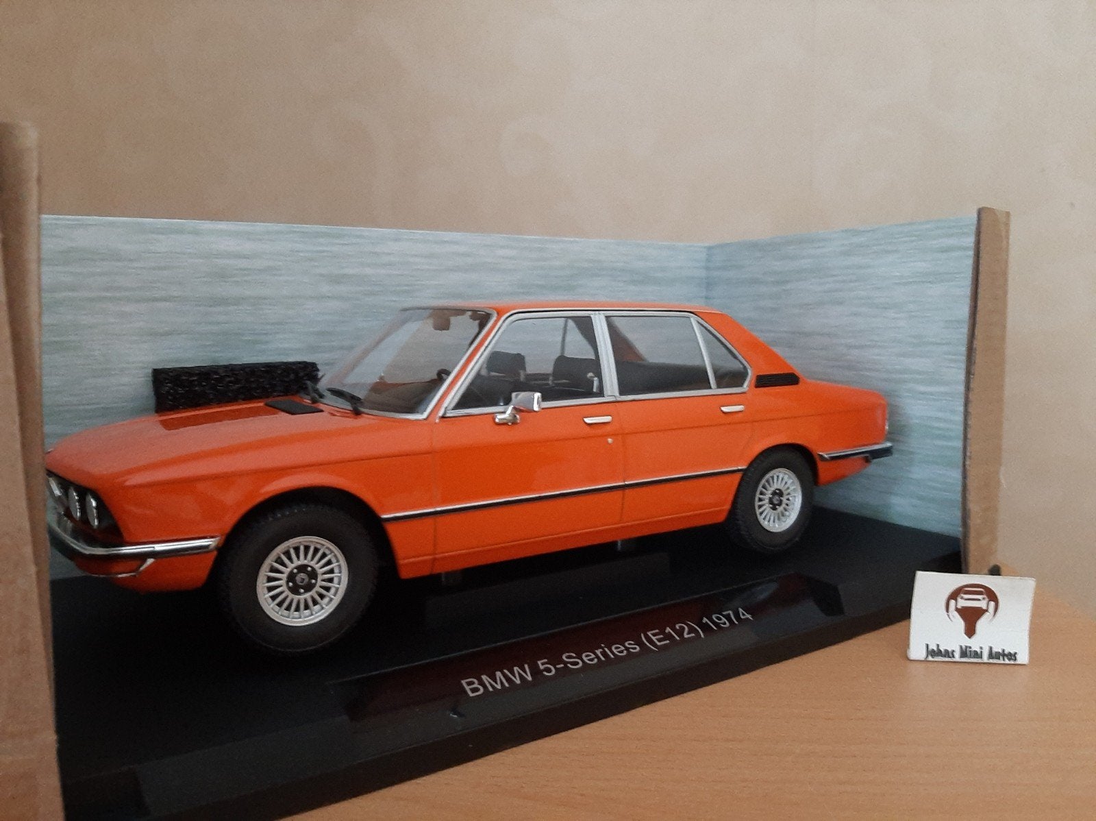 BMW 5-serie (E12) 1974 Oranje van MCG 1:18, Hobby en Vrije tijd, Overige merken, MCG, Auto, Nieuw