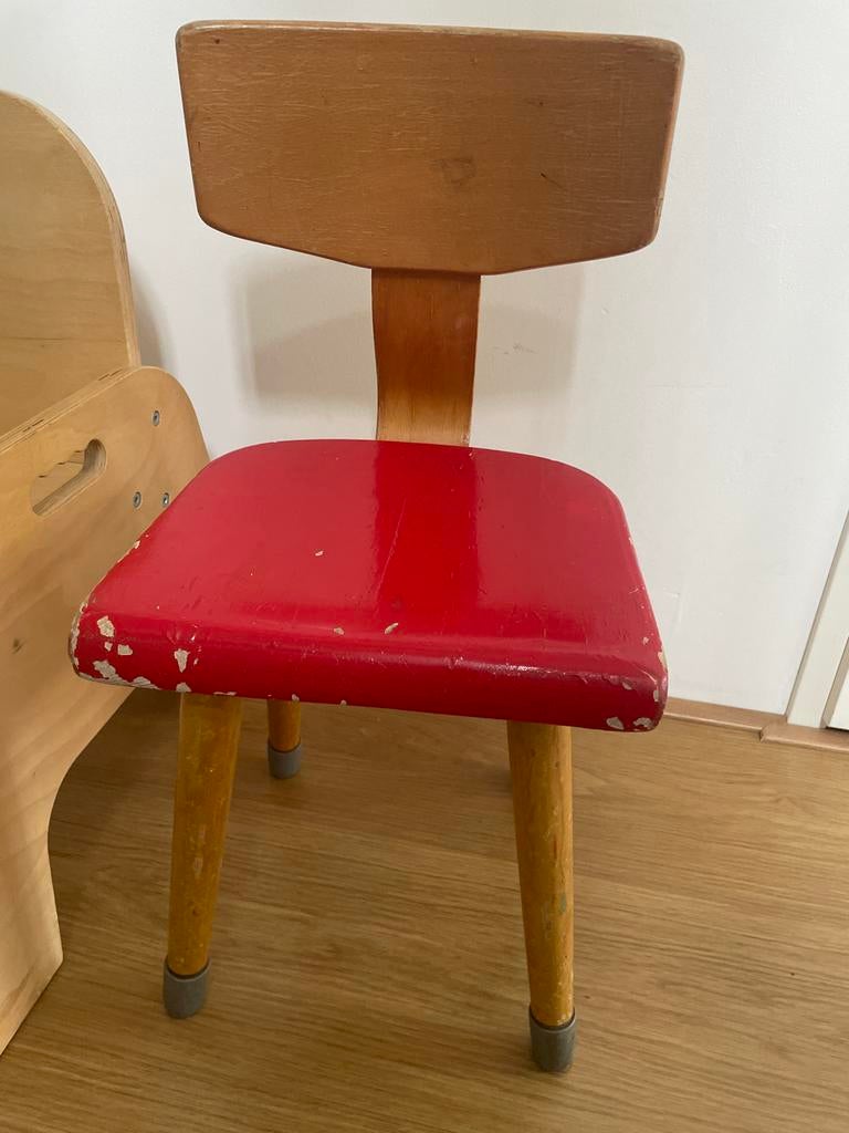 kinderstoel: retro, rode stoel kleuterschool, Kinderen en Baby's, Kinderkamer | Tafels en Stoelen, Ophalen, Gebruikt, Stoel(en)