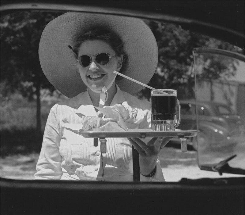 Esther Bubley - Foto - Car Hop Serving ,Texas 1945, Antiek en Kunst, Kunst | Tekeningen en Foto's, Verzenden, Foto, Fotografie
