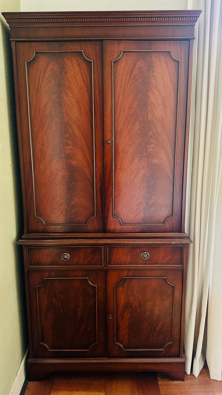 Mahonie Kast met 2 Lades en 4 Deuren - Klassiek Design, Ophalen