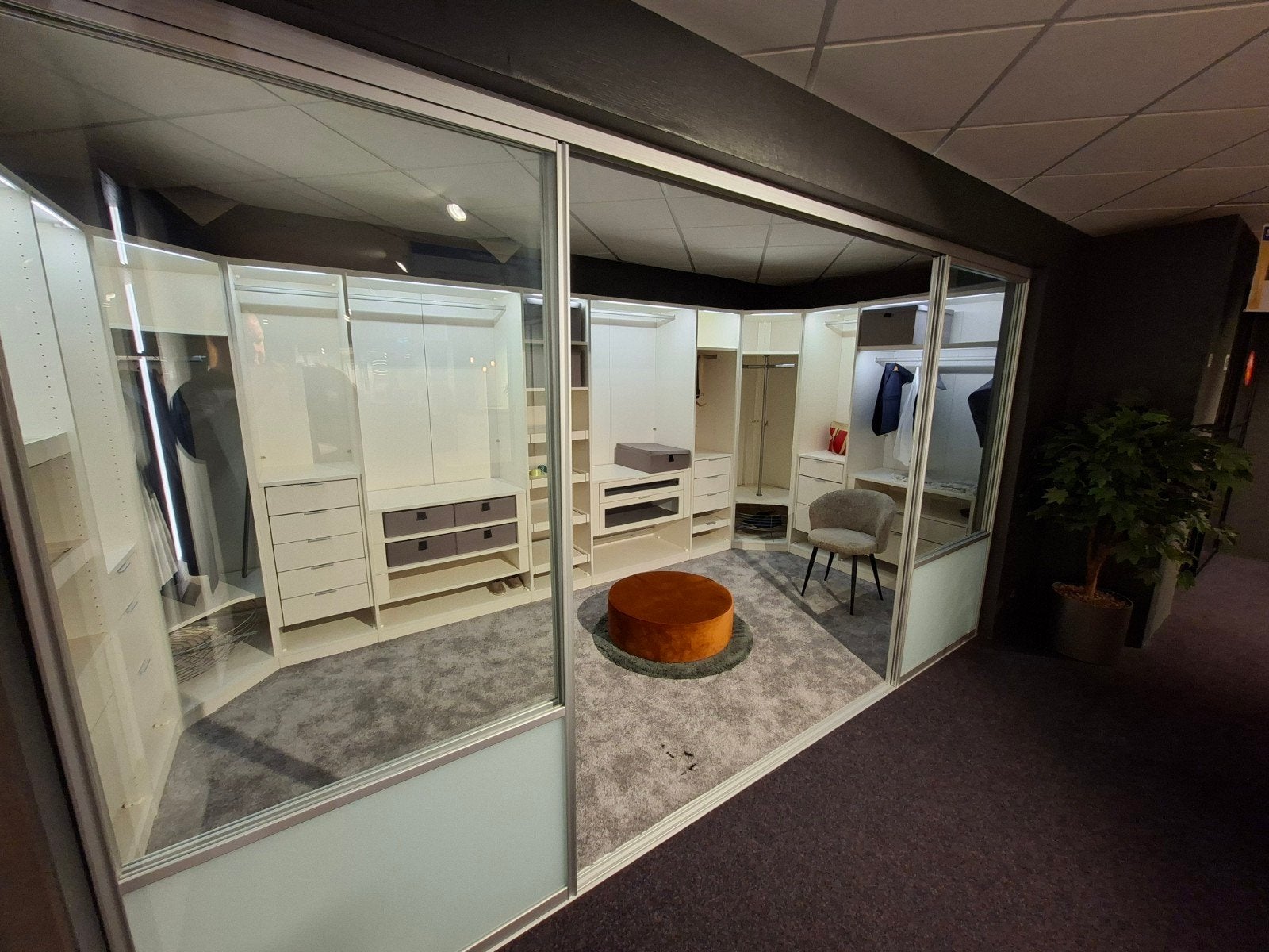 Luxe Crème Witte Inloopkast met LED Verlicht, Overige materialen, Ophalen of Verzenden, Zo goed als nieuw, 200 cm of meer