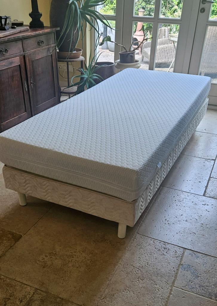 Eenpersoonsbed en matras 90 x 210., Antiek en Kunst, Ophalen