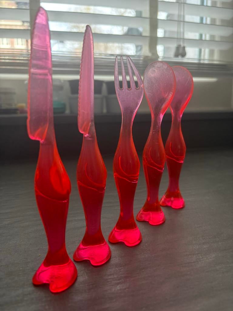 Alessi kinderbestek - 5-delige set roze, Huis en Inrichting, Keuken | Bestek, Gebruikt, Bestekset, Kunststof, Vaatwasserbestendig