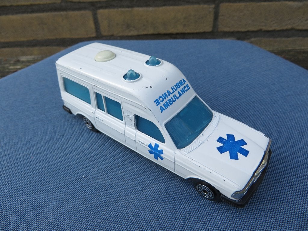 Norev 1:43 Mercedes AMBULANCE, Hobby en Vrije tijd, Ophalen of Verzenden, Gebruikt, Auto, Norev